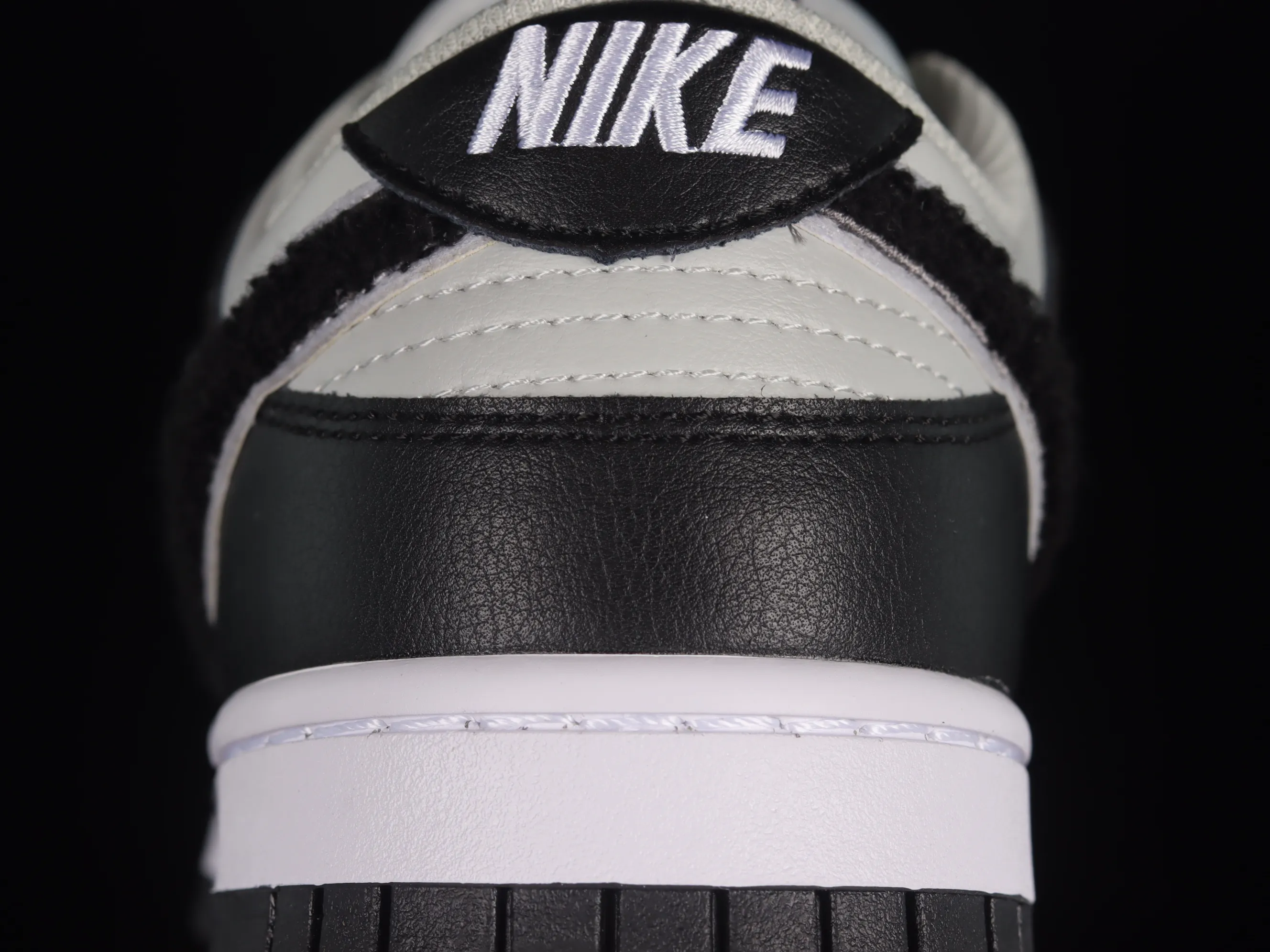 All Categories Nk SB Dunk Series Nk SB Dunk Low Low-top sneakers Cost-effective version Nk Dunk Low "Chenille" plush black hook SB low-top sports and leisure sneakers DQ7683-001